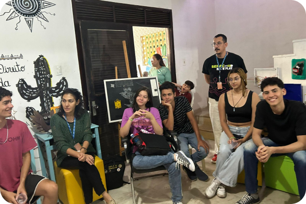 Na sala, várias pessoas estão reunidas em uma formação ordenada.