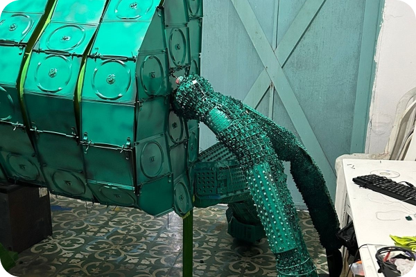 Na imagem, o caranguejo Chico é apresentado de costa, uma escultura elaborada com materiais eletrônicos reciclados.